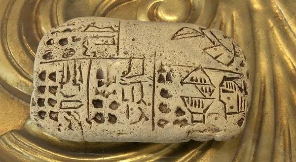 Mezopotamya'da parfümcü olarak çalışan ilk kayıtlı kimyacı olan Tapputi Belatekallim'in MÖ 1200 yıllarında yapılan parfüm formülünü buldular.