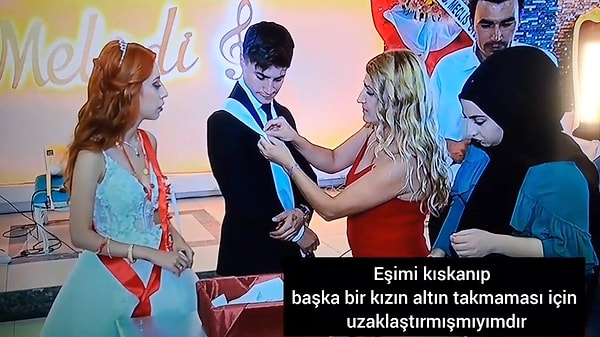 Eşini kıskanan gelin, bir kadının eşine takı takmasına izin vermedi. O kadının takısını erkek tarafından başka bir kadın taktı.