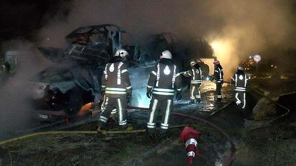 Olaya tanık olan vatandaşların iddialarına göre, yangın tır dorsesinin en arkasında bulunan otomobilin patlamasıyla başladı.
