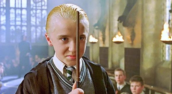 1. İlk olarak hayranların hafızalarında Draco Malfoy olarak kazınmış Tom Felton’un aslında bu karakteri canlandırmasının planlanmadığını belirtmek gerek.