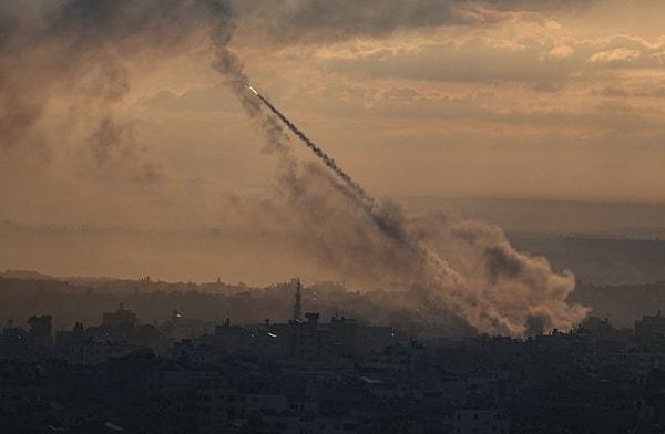 Hamas’ın silahlı kuvvetleri, İsrail’in işgalindeki Gazze kentinde 5 ayrı yerden operasyon başlattı ve İsrail kentlerine füze saldırı düzenlendi.
