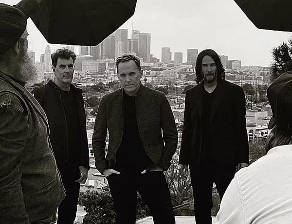 Hollywood yıldızı Reeves ve grup arkadaşları, yeni albümlerini Los Angeles'taki bir çatı katında düzenledikleri bir fotoğraf çekimi ile tanıttılar.
