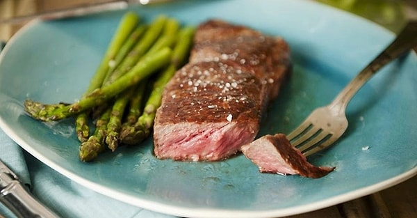 6. Kuşkonmazlı Izgara Biftek ve Babagannuş