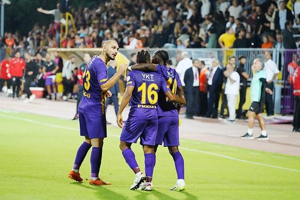 Ev sahibi ekip, ilk yarıyı 20. dakikada Prince Ampem ve 38. dakikada Ahmed Kutucu'nun attığı gollerle 2-0 önde tamamladı.