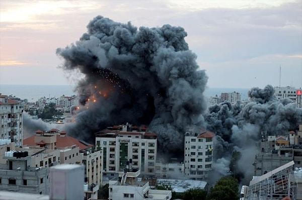 İsrail ordusu da onlarca savaş uçağıyla Gazze Şeridi'ne saldırı başlattığını duyurmuştu.