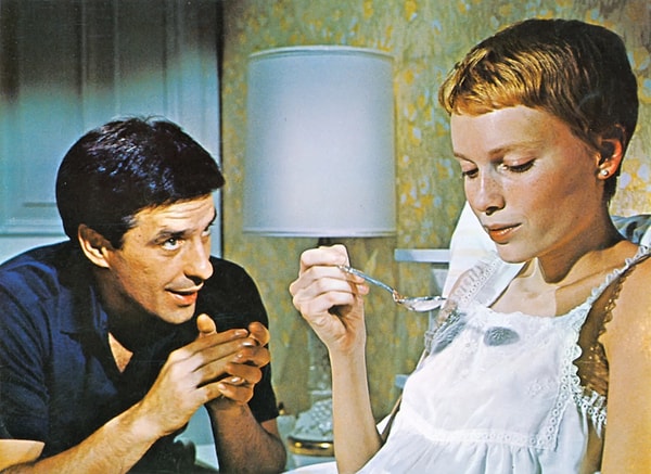 Rosemary's Baby'nin günümüze kadar etkili olmasının en önemli nedeni, yavaş yavaş oluşan paranoya duygusu. Rosemary ve Guys'ın konuşmaları ve kavgaları o sırada evli bir çift için sıra dışı hissetirmediğinden, ilk sahnelerde gerçeklik ön planda. Çiftin korkuları sıra dışı değil.