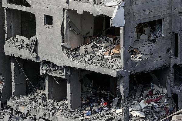 İsrail ise saldırılarda 800'den fazla kişinin hayatını kaybettiğini açıklarken yaralı sayısının 2 bin 400'ü geçtiğini söyledi.