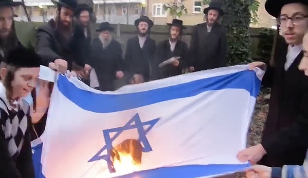 Bu sebeple bir grup Yahudi, bir açıklama yaparak İsrail bayrağını yaktıkları bir video paylaştı.