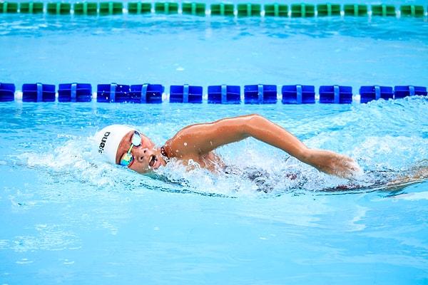 Yüzmenin faydaları say say bitmez. Ayrıca, düzenli yüzmeye başlarsanız vücudunuzda olacak değişimleri kendiniz de iyi bir şekilde hissedebilirsiniz.