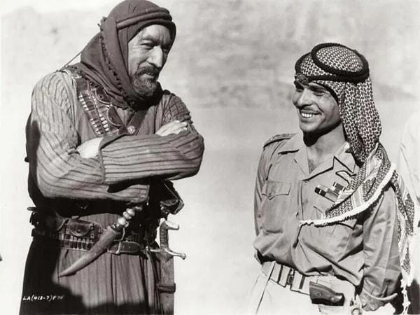 3. Film yıldızı Anthony Quinn, “Arabistanlı Lawrence” filminin setinde Ürdün Kralı Hüseyin ile konuşuyorken çekilmiş bir fotoğraf. (1962)