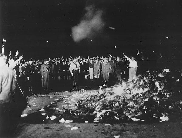 6. Alman öğrenciler, merkez bulvarda toplanan “Alman olmayan” yazı ve kitapları yakıyorken çekilmiş bir fotoğraf. (1933)