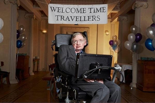 6. 2019 yılında ünlü fizikçi Stephen Hawking'in zaman yolcuları için verdiği partiden bir kare👇