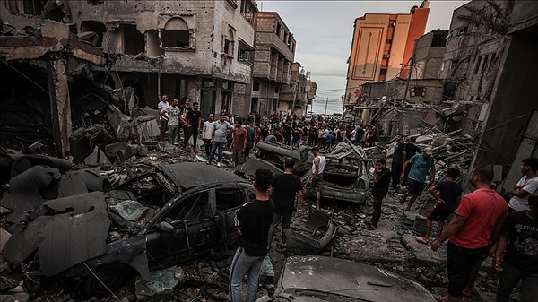 Gazze'den İsrail yönüne binlerce roket atılırken, Filistinli silahlı gruplar Gazze-İsrail sınırındaki Beyt Hanun-Erez Sınır Kapısı'na baskın düzenleyerek burayı ele geçirmişti.