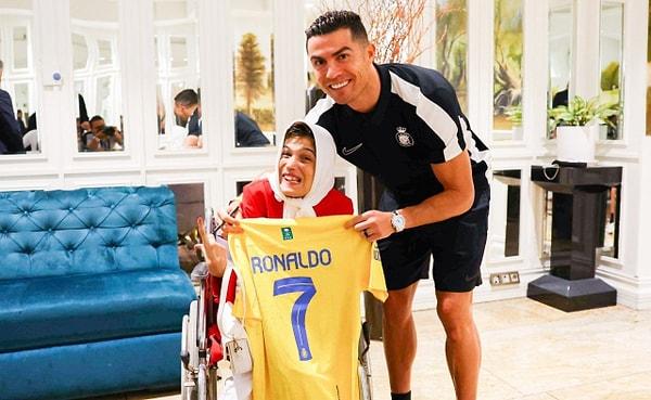 Geçtiğimiz yıl Al Nassr'a transfer olan Cristiano Ronaldo, İran ziyaretinde engelli ressam Fatemeh Hamami ile buluşmuştu. Sosyal medyada ünlü ressamın Portekizli oyuncuya verdiği hediyeler kulübün hesabında paylaşılmıştı.