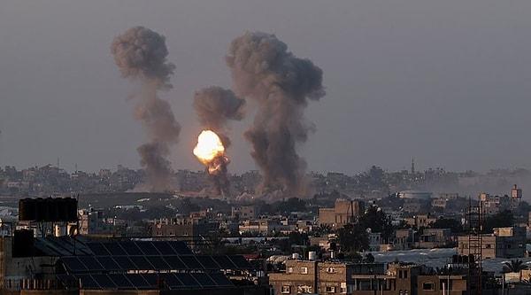 İsrail, Gazze’deki insanların çıkmasına izin vermeden sınıra giden konvoyu bombaladı.