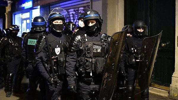 Fransa'da maksimum güvenlik alarmı ilan edildi. Hükümet yaptığı açıklamada, "Saldırı acil durumu! Yakın bir terör tehdidinde veya bir saldırıda dikkatli olun!" uyarısında bulundu.