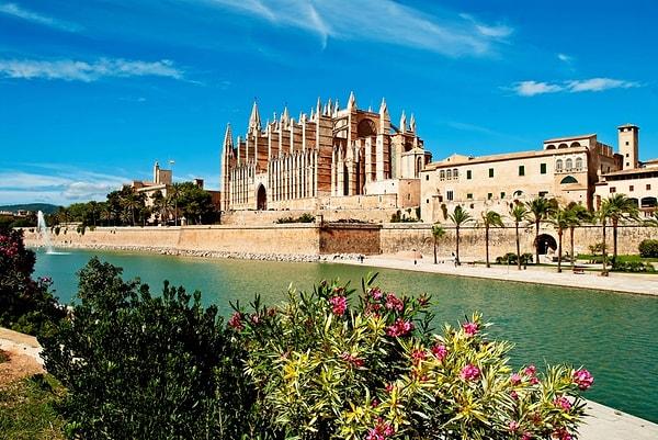Mayorka İspanya'da bulunan Balear takım adalarının en büyüğü. Pırıl pırıl denizi, tarihten izler ve eğlence kültürü ile Akdeniz'in önemli bir tatil yeri.