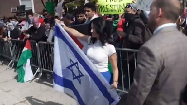 Filistinli öğrencilerin önünde İsrail bayrağı açan siyasetçiye dair sosyal medyada gözdağı vermek için silah taşıdığı yorumları yapıldı.