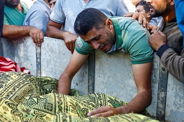 Hastanelerde ilaç ve ekipman sıkıntısı da sürüyor. Yoğun bombardıman nedeniyle Gazze'nin birçok mahallesi harabeye dönmüş durumda. Gazzelilerden biri yaşadıklarını şöyle anlattı: