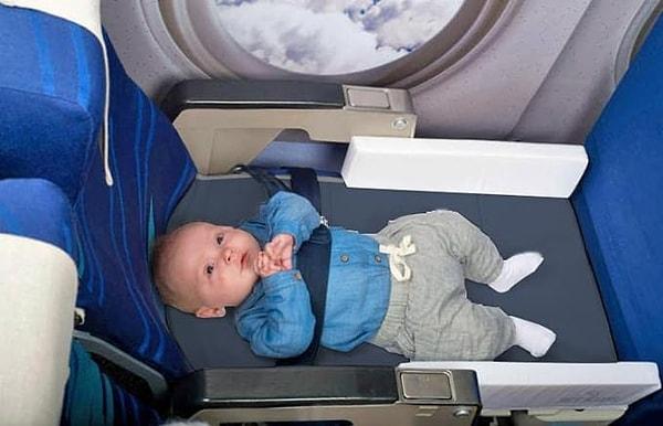 11. Mutlu bebek mutlu anne babalar ve rahat bir yolculuk için ihtiyacınız olan uçak içi bebek yatağı.