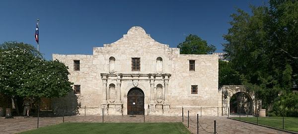 2. "San Antonio'daki Alamo Kale'si... Müzeleri ve tarihi yerleri seviyorum ama Alamo'da ilginç hiçbir şeye rastlamadım."
