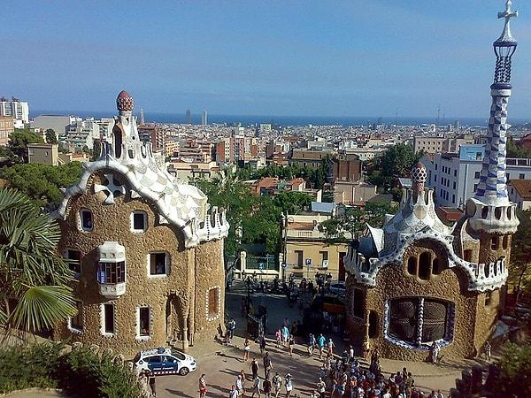 12. "Barselona'daki Park Güell... Avrupa'ya çok gittim ve iki aylık bir Avrupa gezisi yaptım. Burası beni gerçekten çok hayal kırıklığına uğrattı. Fotoğraf çekmek için manzaralı noktaların etrafında toplanmış çok sayıda insan var ve buranın tadını çıkaramıyorsunuz."