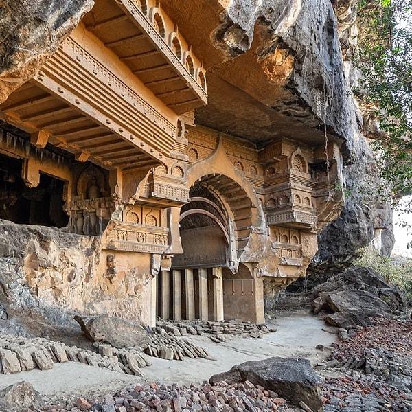 2. Hindistan'da ikinci yüzyılda dağdaki tek bir kayanın kesilmesiyle inşa edilmiş Kondana mağaraları.