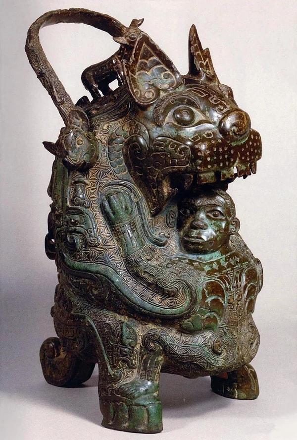 12. Shang hanedanlığından kalma insan yiyen bir kaplan şeklindeki üç bin yıllık bronz kap. (M.Ö 11. Yüzyıl)