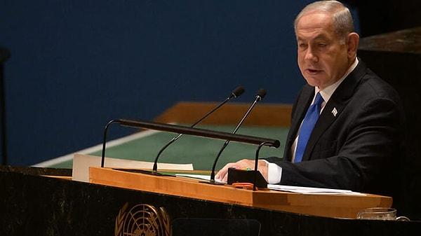 Netanyahu, Meclisin yeni dönem açılış konuşmasını takım elbise giymeden kravatsız ve siyah gömlekle yaptı.