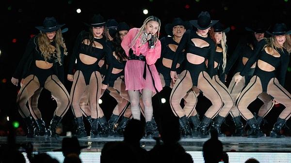 Kadın dansçıların çıplak şekilde sahne aldığı gecede Madonna pek çok kez kostüm değiştirdi. Kraliçenin şovu hayranları tarafından çok beğenildi.