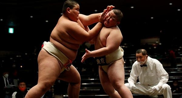 Sumo gürüşleri Japonya'nın dünya çapında bilinen ve ilgi çeken sporlarından biri. Tarihi 2000 yıl öncesine dayanan sumo güreşlerine son dönemde ilgi ise giderek azalıyor.