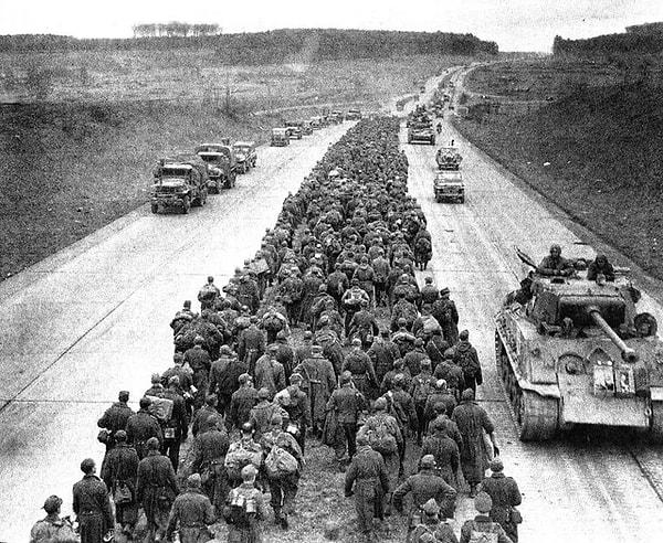 6. Binlerce Alman savaş esiri otoban boyunca yürüyorken Müttefik araçları ön cepheye doğru ilerliyor. (Nisan 1945)