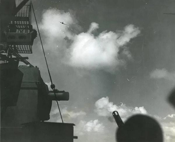 11. USS Lexingtonn savaş gemisine saldırıda bulunan bir kamikaze uçağının son görüntüleri. (5 Kasım 1944)