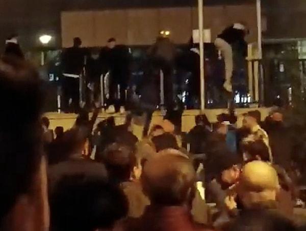 İsrail’in Gazze’deki hastaneyi bombalaması sonrasında Israil’i protesto etmek için İstanbul’daki İsrail Konsolosluğu’nun önünde toplanan grup, duvarları aşarak konsolosluğa girdi.