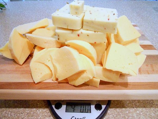 Ancak peynir yanlış mı anlaşıldı? Bazı uzmanlar artık peynirin kendine özgü 'matrisinin' yani moleküler yapısının ve benzersiz bileşenlerinin aslında sağlık için faydalı olabileceği anlamına geldiğine inanıyor.