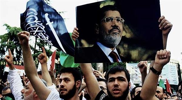 Mursi devrilmişti devrilmesine ama temsil ettiği halk kitleleri ve İslamcı İhvan Hareketi ülkede hala büyük bir kesim tarafından destekleniyordu.