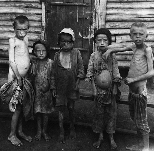 O dönemde 1. Dünya Savaşı'nın yaralarını sarmaya çalışan Rusya’da tarım faaliyetlerinin dibe vurması nedeniyle kıtlık baş göstermişti.