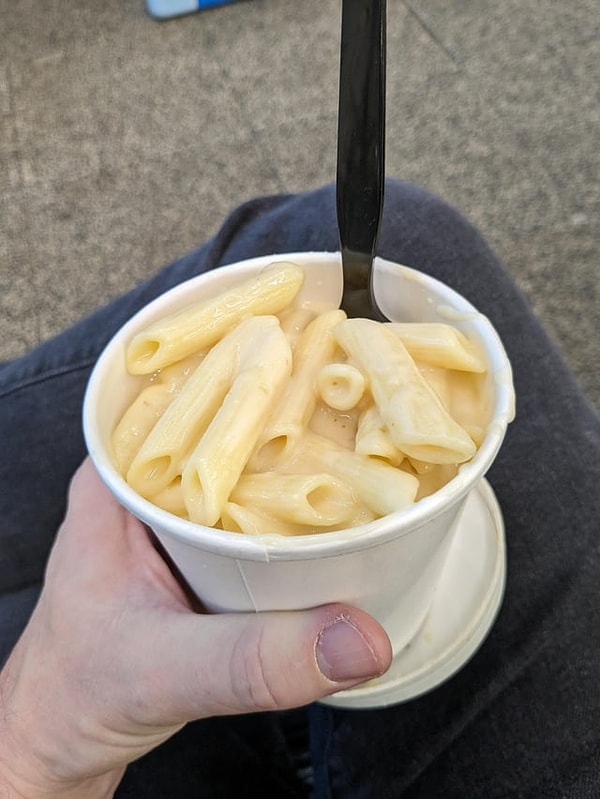 10. 'Havaalanında satılan mac and cheese:'