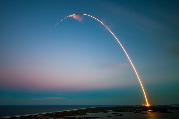 NASA, roket yakıtları arasında en yüksek özgül impulsa sahip olan sıvı hidrojen ve sıvı oksijen kombinasyonunu sık sık kullanır. Ancak hidrojenin düşük yoğunluğu nedeniyle bu yakıtın tek başına kullanılması pratik değildir.