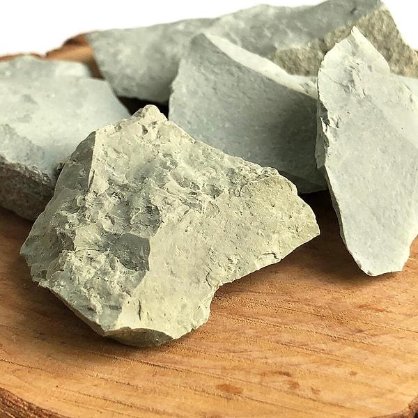 İnsanlar, taş ya da kil gibi doğada bulunan malzemeleri kullanarak taharetlerini alıyorlardı. Bu yöntem, basit ve doğal olmasının yanı sıra oldukça etkiliydi.