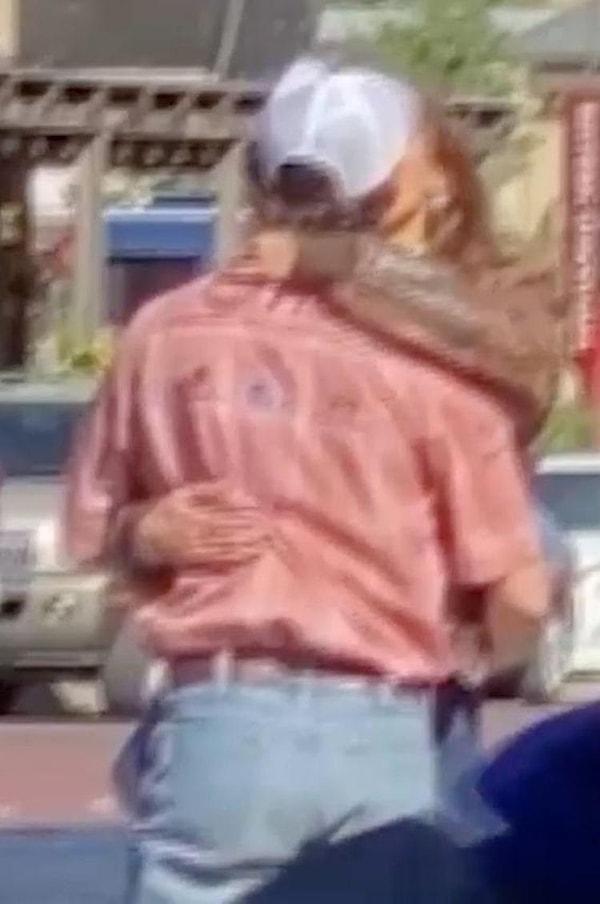 Bella Hadid ve yeni sevgilisi Teksas'ın Fort Worth şehrinin sokaklarında yürüyüş yaparken görüntülendi. Uzun zamandır bekar olan ünlü mankenin sevgilisi ile aşk dolu halleri gözlerden kaçmadı.