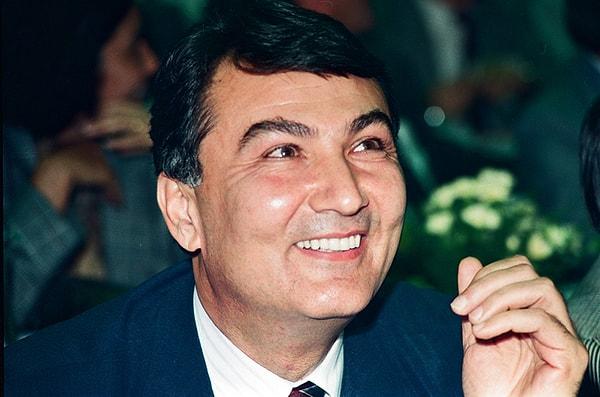 Aldığı kurultay mağlubiyetlerine rağmen SHP içinde siyaset yapmayı sürdüren Baykal'ın talihi, Erdal İnönü'nün siyaseti bırakma kararıyla birlikte açıldı. Temmuz 1992'de kapatılan siyasi partilerin açılmasına izin veren yasanın sağladığı imkânla CHP'ye geçti ve 9 Eylül 1992 tarihinde toplanan CHP Kurultayında Genel Başkanlığa seçildi.