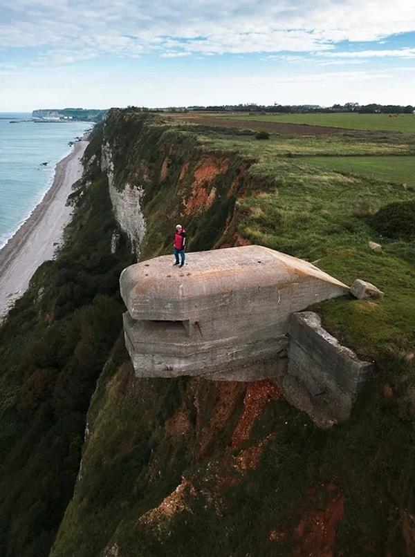 8. Normandiya'da, II. Dünya Savaşı sırasında kullanılmış olan terk edilmiş bir sığınak👇