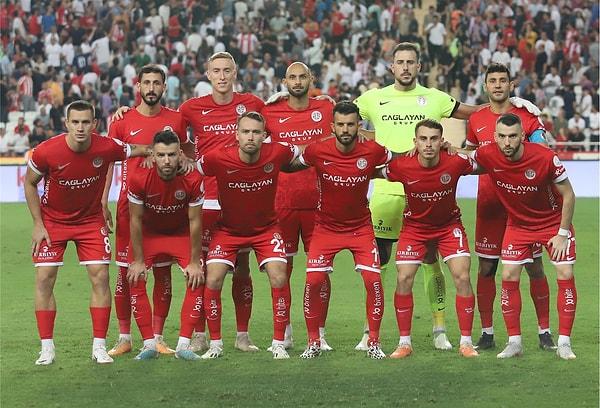 Süper Lig ekiplerinden Antalyaspor'un Gaziantep FK ile yapacağı maçta, futbolcular Gazze'de hayatını kaybeden Filistinliler için saygı duruşunda bulunacak.