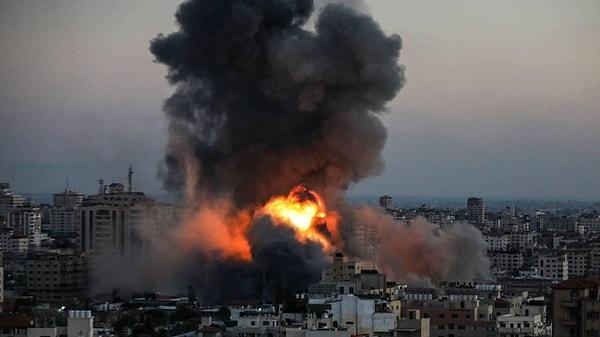İsrail Ordusu, Mısır mevzilerini bombaladı. Olayın hemen ardından yapılan açıklamada vurulan mevzilerin yanlışla hedef alındığı açıklandı.