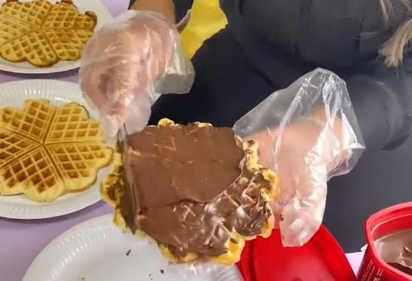 Daha önce hiç waffle yememiş olan öğrencilerini waffle ile tanıştıran öğretmen kalpleri ısıttı.
