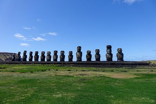 10. Paskalya Adasındaki Moai Heykelleri