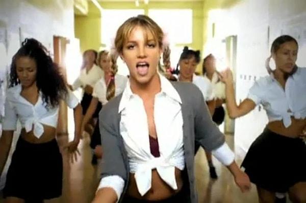 Şimdilerde 41 yaşında olan Grammy Ödüllü Amerikalı Spears, şarkıcılığının yanı sıra dansçlığı ve oyunculuğuyla da çok beğenilmişti. 1999'da çıkardığı ilk albümü  "...Baby One More Time" büyük ses getirmişti.