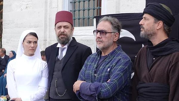 Aka'ya Gülper Özdemir, Nejat İşler, Timuçin Esen, Gonca Vuslateri, Birce Akalay ve Mustafa Kemal Atatürk rolünde Yiğit Özşener eşlik ediyor.