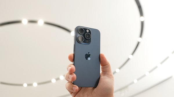 iPhone 15 Pro Max'in maliyeti, 2022'de piyasaya sürülen iPhone 14 Pro Max modeline göre %12 artışla 558 dolar olarak hesaplanıyor.